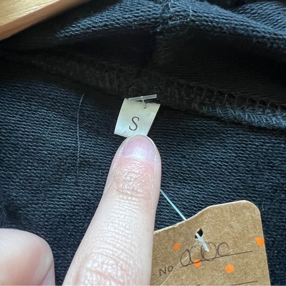 NWT Lips Cropped Hoodie - Picture 4 of 5